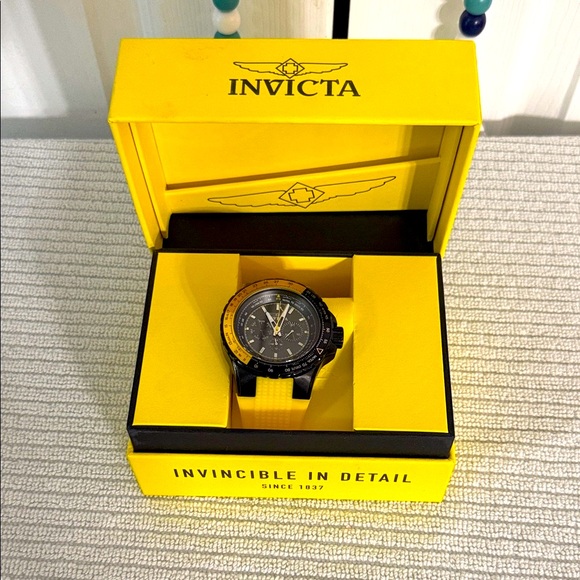 Invicta Black and Yellow Men's Watch Beautiful watch - Picture 1 of 4